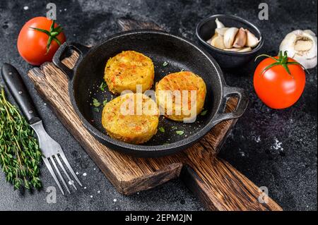 Tortine di verdure cotte per hamburger vegani. Sfondo scuro. Vista dall'alto Foto Stock