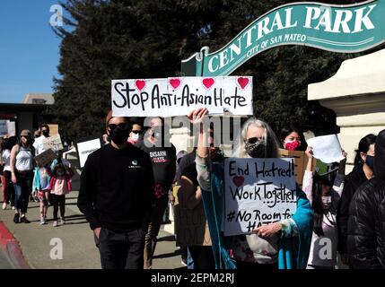 San Mateo, Stati Uniti. 27 Feb 2021. La gente partecipa a un raduno contro i crimini di odio anti-asiatici a San Mateo, California, Stati Uniti, il 27 febbraio 2021. Gli alti funzionari del Dipartimento di Giustizia degli Stati Uniti hanno detto Venerdì che la recente ondata di violenza e di incidenti di odio contro gli americani asiatici nel paese è inaccettabile, giurando di indagare su questi casi e altri crimini di odio. Credit: WU Xiaoling/Xinhua/Alamy Live News Foto Stock