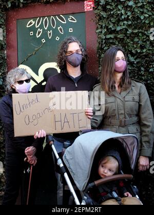 San Mateo, Stati Uniti. 27 Feb 2021. La gente partecipa a un raduno contro i crimini di odio anti-asiatici a San Mateo, California, Stati Uniti, il 27 febbraio 2021. Gli alti funzionari del Dipartimento di Giustizia degli Stati Uniti hanno detto Venerdì che la recente ondata di violenza e di incidenti di odio contro gli americani asiatici nel paese è inaccettabile, giurando di indagare su questi casi e altri crimini di odio. Credit: WU Xiaoling/Xinhua/Alamy Live News Foto Stock