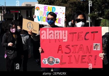 San Mateo, Stati Uniti. 27 Feb 2021. La gente partecipa a un raduno contro i crimini di odio anti-asiatici a San Mateo, California, Stati Uniti, il 27 febbraio 2021. Gli alti funzionari del Dipartimento di Giustizia degli Stati Uniti hanno detto Venerdì che la recente ondata di violenza e di incidenti di odio contro gli americani asiatici nel paese è inaccettabile, giurando di indagare su questi casi e altri crimini di odio. Credit: WU Xiaoling/Xinhua/Alamy Live News Foto Stock