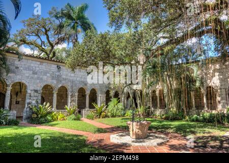 I chiostri del 12 ° secolo Antico Monastero spagnolo di San Bernardo de Clairvaux si sono ricollocati a North Miami, Florida. Foto Stock