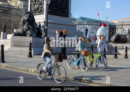 Londra, Regno Unito. 27 Feb 2021. La gente è vista fuori e circa in Trafalgar Square.The Regno Unito ha segnalato altri 345 morti del coronavirus e 8,523 nuovi casi, mentre più di 19 milione persone hanno ricevuto la loro prima dose del vaccino. Credit: SOPA Images Limited/Alamy Live News Foto Stock