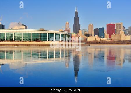 Chicago, Illinois, Stati Uniti. Una fredda mattina invernale offre l'opportunità per un segmento del fronte lago e dello skyline di Chicago di riflettere su un porto ghiacciato. Foto Stock