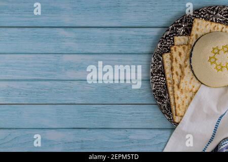 Pasqua festeggia i grandi simboli delle vacanze in famiglia ebraica con i tradizionali kosher matzah Foto Stock