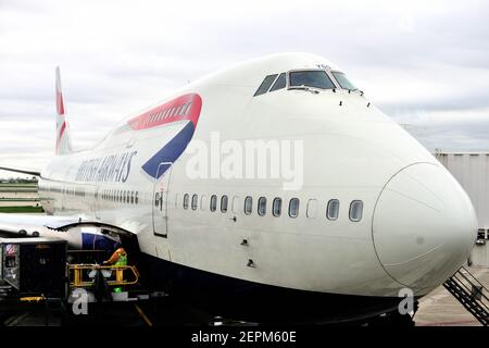 Chicago, Illinois, Stati Uniti. Un jumbo jet della British Airways Boeing 747-400 si trova presso un cancello di partenza all'aeroporto internazionale o'Hare di Chicago. Foto Stock