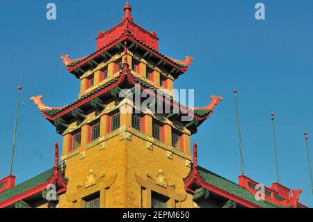 Chicago, Illinois, Stati Uniti. Una delle due torri del Pui Tak Center, situato nella Chinatown di Chicago. Foto Stock