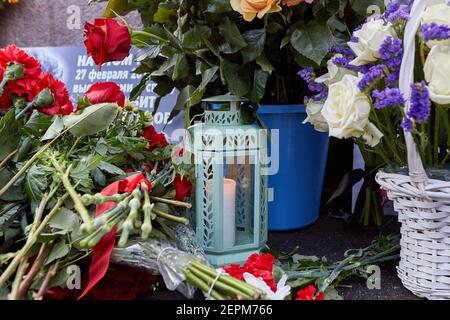 Mosca, Russia. 27 Feb 2021. Una candela bruciante vista con fiori durante il memoriale. Più di 10 mila persone hanno preso parte alla memoria di Boris Nemtsov nel sesto anniversario dell'assassinio del politico. Tra questi vi sono l'ex primo ministro Mikhail Kasyanov, i politici Ilya Yashin, Dmitry Gudkov, Grigory Yavlinsky e Yulia Galyamina, i prigionieri politici Konstantin Kotov e Anna Pavlikova, e Yulia Navalnaya. Credit: SOPA Images Limited/Alamy Live News Foto Stock