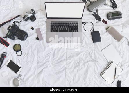 Attrezzature per filmmaker, blogger, zona di lavoro, attrezzi da lavoro digitali freelance, vista dall'alto. Concetto di lavoro creativo, ufficio domestico. Messa a fuoco selettiva. Foto Stock