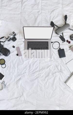 Attrezzature per filmmaker, blogger, zona di lavoro, attrezzi da lavoro digitali freelance, vista dall'alto. Concetto di lavoro creativo, ufficio domestico. Messa a fuoco selettiva. Foto Stock