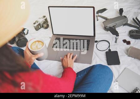 Giovane filmmaker ragazza blogger che lavora a casa, vista dall'alto. Concetto creativo lavoro a casa, ufficio domestico. Messa a fuoco selettiva. Foto Stock