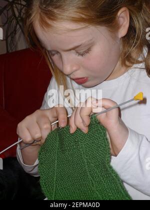 Ragazza di scuola di maglia Foto Stock