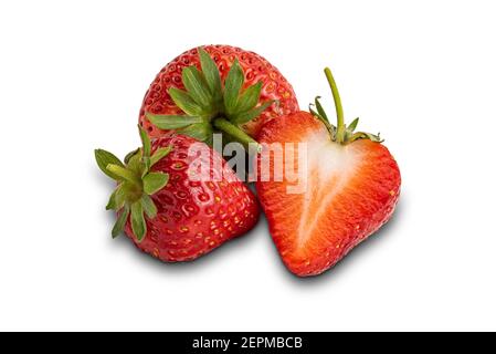 Fragola matura isolata su sfondo bianco con tracciato di ritaglio. Foto Stock