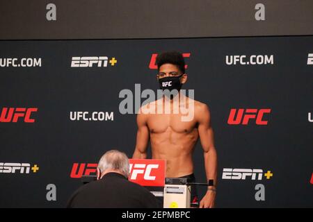 26 febbraio 2021: LAS VEGAS, NV - 26 febbraio: Alex Caceres si pone sulla scala durante la notte di lotta UFC Rozenstruik contro Gane: Pesate-in all'UFC Apex il 26 febbraio 2021 a Las Vegas, Nevada, Stati Uniti. Credit: Diego Ribas/PX Imagens/ZUMA Wire/Alamy Live News Foto Stock