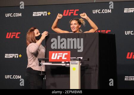 26 febbraio 2021: LAS VEGAS, NV - 26 febbraio: Ashley Yoder si pone sulla scala durante la notte di lotta UFC Rozenstruik contro Gane: Pesate-in all'UFC Apex il 26 febbraio 2021 a Las Vegas, Nevada, Stati Uniti. Credit: Diego Ribas/PX Imagens/ZUMA Wire/Alamy Live News Foto Stock