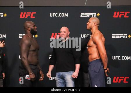 26 febbraio 2021: Las Vegas, NV - 26 febbraio: Jairzinho Rozenstruik e Ciryl Gane si affrontano durante la lotta UFC Night Rozenstruik contro Gane Weigh-ins all'UFC Apex il 26 febbraio 2021 a Las Vegas, Nevada, Stati Uniti. Credit: Diego Ribas/PX Imagens/ZUMA Wire/Alamy Live News Foto Stock