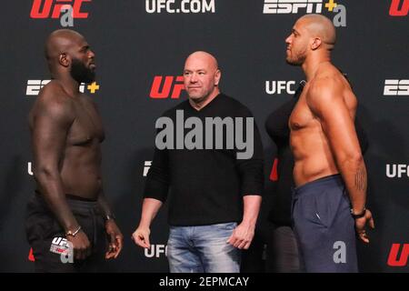 26 febbraio 2021: Las Vegas, NV - 26 febbraio: Jairzinho Rozenstruik e Ciryl Gane si affrontano durante la lotta UFC Night Rozenstruik contro Gane Weigh-ins all'UFC Apex il 26 febbraio 2021 a Las Vegas, Nevada, Stati Uniti. Credit: Diego Ribas/PX Imagens/ZUMA Wire/Alamy Live News Foto Stock