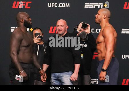 26 febbraio 2021: Las Vegas, NV - 26 febbraio: Jairzinho Rozenstruik e Ciryl Gane si affrontano durante la lotta UFC Night Rozenstruik contro Gane Weigh-ins all'UFC Apex il 26 febbraio 2021 a Las Vegas, Nevada, Stati Uniti. Credit: Diego Ribas/PX Imagens/ZUMA Wire/Alamy Live News Foto Stock