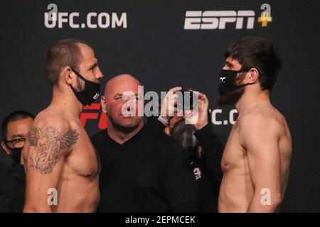 26 febbraio 2021: Las Vegas, NV - 26 febbraio: Nikita Krylov e Magomed Ankalaev si affrontano durante la lotta UFC Night Rozenstruik contro Gane Weigh-ins all'UFC Apex il 26 febbraio 2021 a Las Vegas, Nevada, Stati Uniti. Credit: Diego Ribas/PX Imagens/ZUMA Wire/Alamy Live News Foto Stock