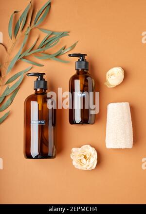 Accessori per bagno e bottiglia cosmetica con pompa in vetro ambrato scuro Foto Stock