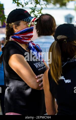 Douglas, Nevada, Stati Uniti. 8 agosto 2020. Una donna che indossa una camicia Qanon in un rally pro-polizia mentre i manifestanti si sono riuniti per affrontare contro i sostenitori BLM. Credit: Ty o'Neil/SOPA Images/ZUMA Wire/Alamy Live News Foto Stock