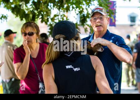 Douglas, Nevada, Stati Uniti. 8 agosto 2020. Una donna che indossa una camicia Qanon in un rally pro-polizia mentre i manifestanti si sono riuniti per affrontare contro i sostenitori BLM. Credit: Ty o'Neil/SOPA Images/ZUMA Wire/Alamy Live News Foto Stock