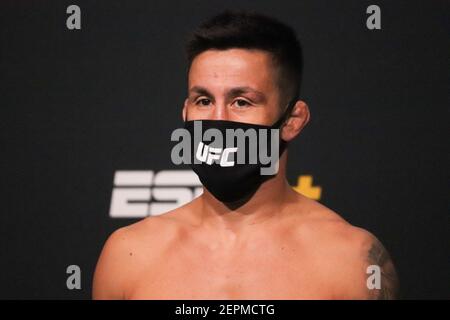 26 febbraio 2021: LAS VEGAS, NV - 26 febbraio: Pedro Munhoz pone sulla scala durante la notte di lotta UFC Rozenstruik contro Gane: Pesate-in all'UFC Apex il 26 febbraio 2021 a Las Vegas, Nevada, Stati Uniti. Credit: Diego Ribas/PX Imagens/ZUMA Wire/Alamy Live News Foto Stock