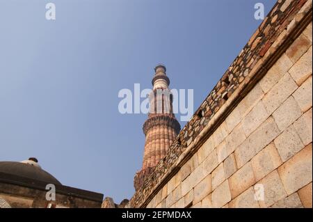 Si tratta di una torre di vittoria alta 73 m la cui costruzione fu iniziata da qutab-ud-din-aibak nel 1193 e completata dai suoi successori. Foto Stock