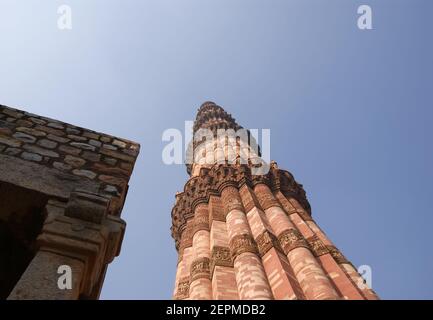 Si tratta di una torre di vittoria alta 73 m la cui costruzione fu iniziata da qutab-ud-din-aibak nel 1193 e completata dai suoi successori. Foto Stock