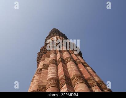 Si tratta di una torre di vittoria alta 73 m la cui costruzione fu iniziata da qutab-ud-din-aibak nel 1193 e completata dai suoi successori. Foto Stock