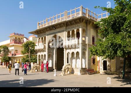 Vista laterale del Rajendra Pol che collega il cortile Mubarak Mahal e Sarvato Bhadra, Diwan-e-Khas con in Palazzo della Città Foto Stock