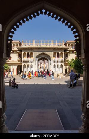 Vista verticale di Rajendra Pol da sotto l'arco che collega il cortile di Mubarak Mahal e Sarvato Bhadra, Diwan-e-Khas con in Palazzo della Città. Foto Stock