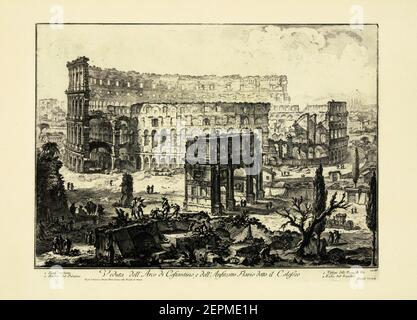 Vista dall'alto delle rovine con l'Arco di Costantino in primo piano e l'Anfiteatro Flaviano (il Colosseo) sullo sfondo. Stampato in Foto Stock
