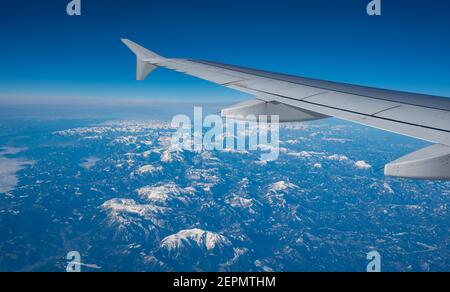 Ali in aereo in volo e drammatiche nuvole bianche in europa Foto Stock