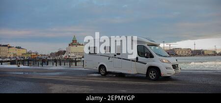 Finlandia, Helsinki 26 febbraio 2021 Caravan car e vista sul lungomare di Helsinki Pease sulle rive del Mar Baltico,. Foto di alta qualità Foto Stock