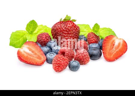 Bacche dolci e fresche miste su sfondo bianco. Fragola matura, lampone, mirtillo e foglie di menta. Foto Stock