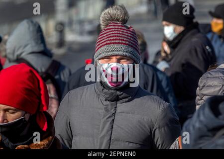 Mosca, Russia. 27 febbraio 2021. Un uomo che indossa la maschera cammina lungo il centro di Mosca contro durante il romanzo coronavirus COVID-19 epidemia in Russia Foto Stock