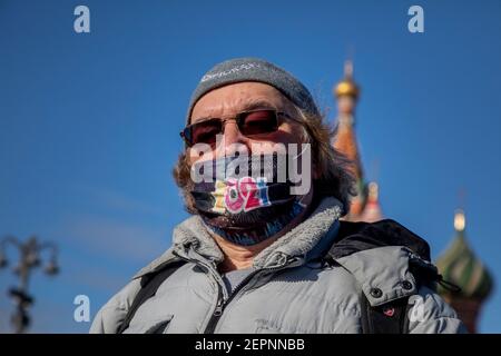 Mosca, Russia. 27 febbraio 2021. Un uomo che indossa la maschera cammina lungo il centro di Mosca contro durante il romanzo coronavirus COVID-19 epidemia in Russia Foto Stock