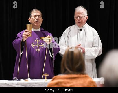 Orlando, Stati Uniti. 27 Feb 2021. Padre Frank Pavone, Direttore nazionale dei sacerdoti per la vita (a sinistra), celebra la Messa cattolica per i partecipanti alla Conferenza di azione politica conservativa del 2021 presso l'Hyatt Regency. L'ex presidente degli Stati Uniti Donald Trump dovrebbe intervenire l'ultimo giorno della conferenza. Credit: SOPA Images Limited/Alamy Live News Foto Stock