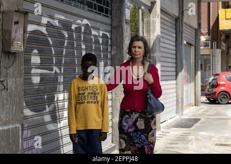 SOPHIA LOREN e IBRAHIMA GUEYE in THE LIFE AHEAD (2020) -titolo originale: LA vita DAVANTI A se-, diretto da EDOARDO PONTI. Credit: Fondazione Artemis Rising / Palomar / Album Foto Stock