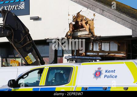 Dymchurch, Kent, Regno Unito. 28 febbraio 2021. I ladri immolati hanno tentato un audace raid di ariete su questo Tesco express in via Dymchurch Hugh avendo guidato un escavatore cingolato Volvo ECR235E nelle prime ore del mattino in una tentata rapina da cashpoint. Un negozio di fronte è stato lasciato con 'danno significativo' in un tentativo fallito di strappare una macchina di cassa con un digger, la polizia dice. Un angolo dell'edificio si trova in tatters. Si credeva che il digger fosse stato rubato da Dymchurch Beach. Photo Credit: Paul Lawrenson/Alamy Live News Foto Stock