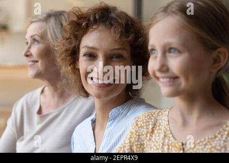 Le femmine della famiglia multigenerazionale di età diversa si siedono in fila insieme Foto Stock