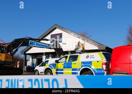 Dymchurch, Kent, Regno Unito. 28 febbraio 2021. I ladri immolati hanno tentato un’audace incursione su questo Tesco express in via Dymchurch Hugh avendo guidato un escavatore cingolato Volvo ECR235E nelle prime ore del mattino in una tentata rapina da cashpoint. Un negozio di fronte è stato lasciato con 'danno significativo' in un tentativo fallito di strappare una macchina di cassa con un digger, la polizia dice. Un angolo dell'edificio si trova in tatters. Si credeva che il digger fosse stato rubato da Dymchurch Beach. Photo Credit: Paul Lawrenson/Alamy Live News Foto Stock