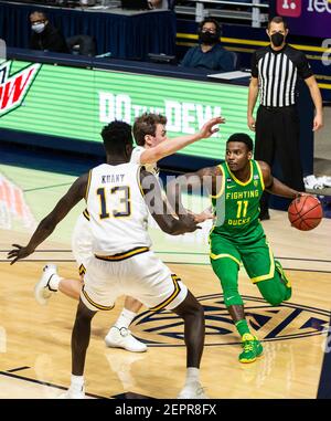 Febbraio 27 2021 Berkeley, CA U.S.A. la guardia dell'Oregon Amauri Hardy (11) guarda per passare la palla durante il gioco di basket maschile NCAA tra Oregon Ducks e la California Golden Bears 74-63 vincere a Hass Pavilion Berkeley Calif. Thurman James / CSM Foto Stock