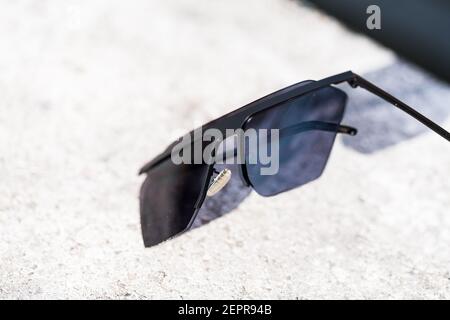 Occhiali da sole neri oversize sparare in un closeup di giorno d'estate. Messa a fuoco selettiva Foto Stock