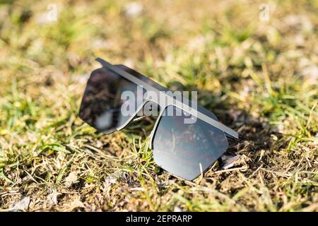 Occhiali da sole neri oversize sparare in un closeup di giorno d'estate. Messa a fuoco selettiva Foto Stock