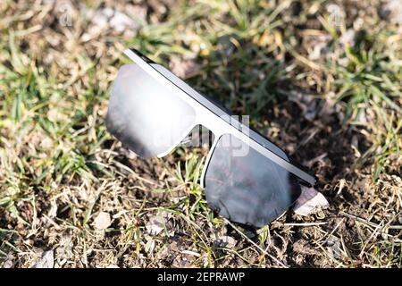 Occhiali da sole neri oversize sparare in un closeup di giorno d'estate. Messa a fuoco selettiva Foto Stock