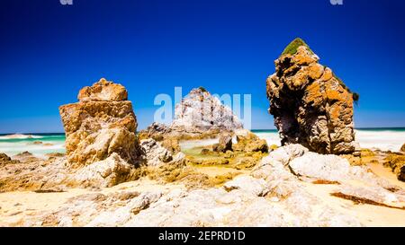 Depositi di calcare lungo la spiaggia di Camel Rock Foto Stock