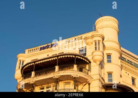 Park Inn, Palace Hotel, a Southend on Sea, Essex, Regno Unito, al tramonto con colore arancione riflesso sull'edificio bianco. Architettura d'epoca. Torre Foto Stock