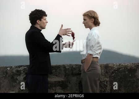 JESSE EISENBERG e CLEMENCE POESY in RESISTANCE (2020), diretto da JONATHAN JAKUBOWICZ. Credit: PANTALEON FILM / Album Foto Stock