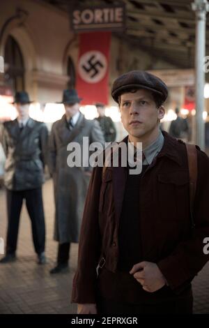 JESSE EISENBERG in RESISTANCE (2020), diretto da JONATHAN JAKUBOWICZ. Credit: PANTALEON FILM / Album Foto Stock